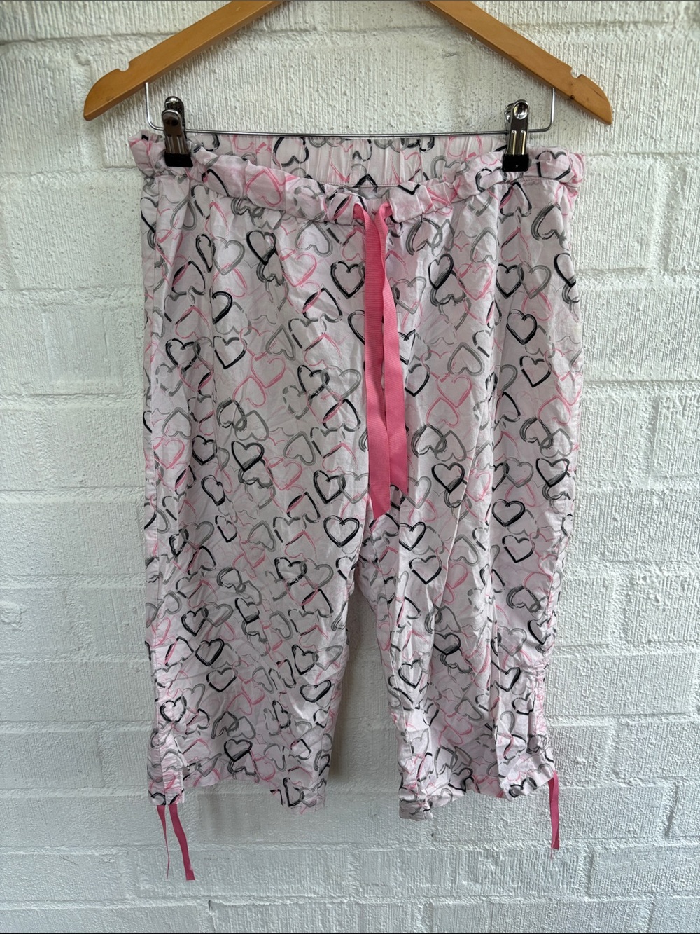 Xhilaration Pink Heart Print Lounge Capris with Drawstring sz M